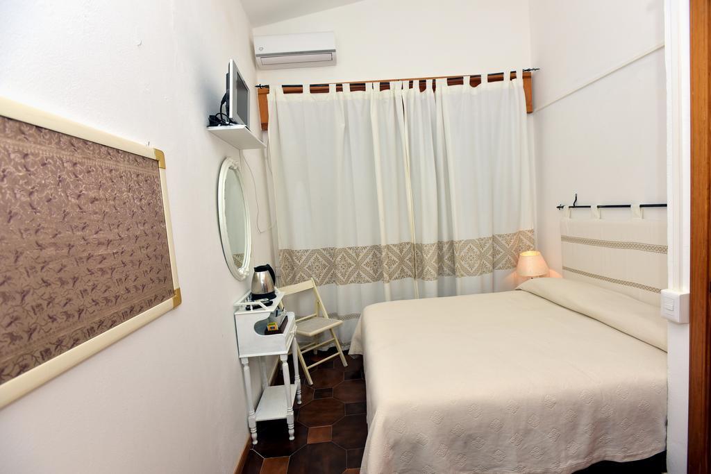 Bed & Breakfast Yin & Yang San Pantaleo Ngoại thất bức ảnh